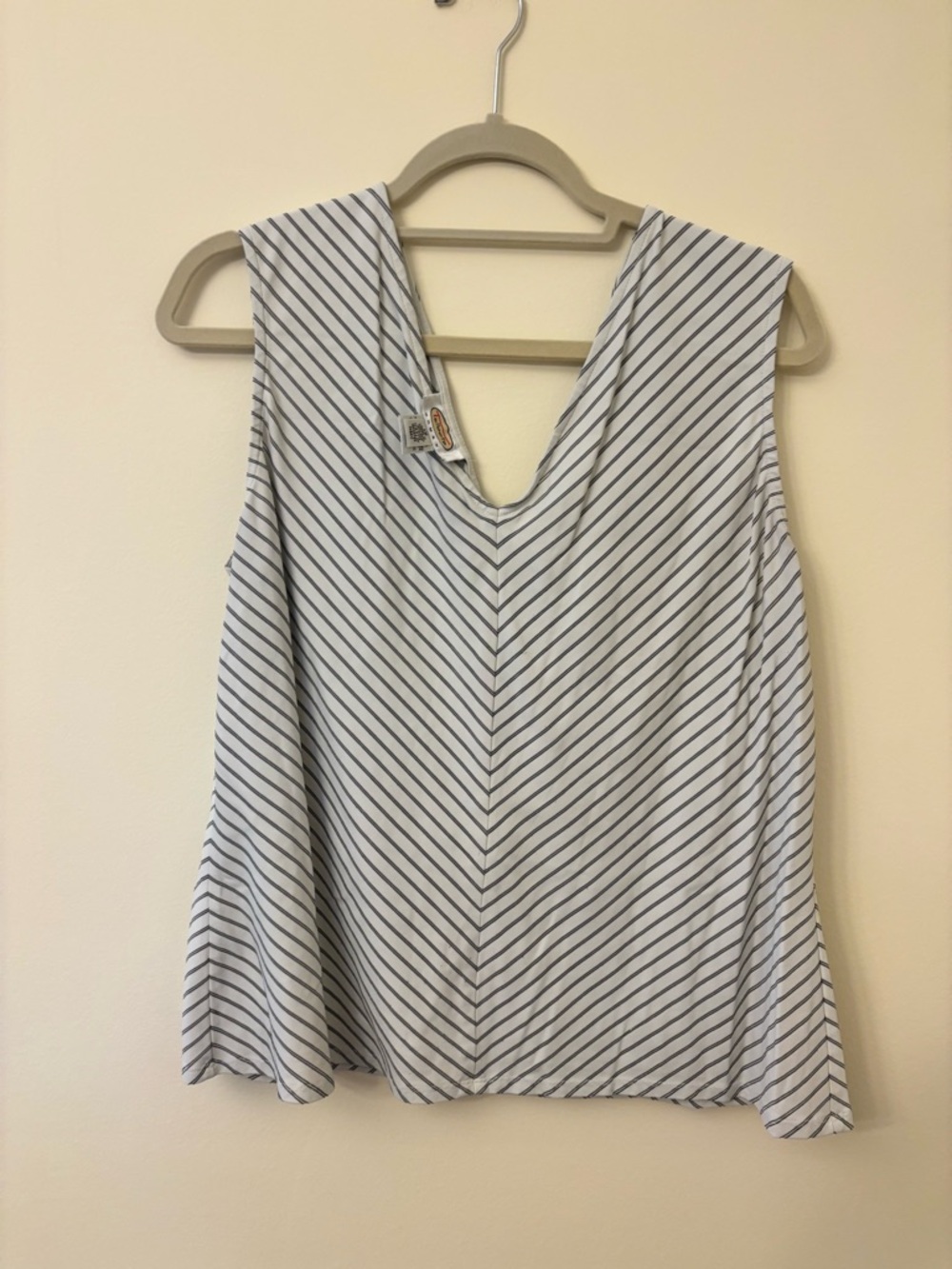 Talbots White and Black Diagonal Stripe V-Neck Sleeveless Blouse